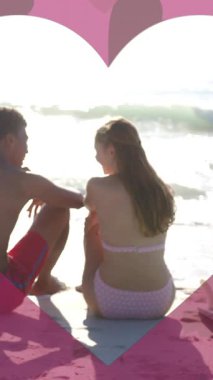 Yazın kumsalda birbirini seven farklı çiftlerin kalp animasyonları kesilir. Aşk, romantizm, Sevgililer Günü ve tatil konsepti dijital olarak oluşturulmuş video.