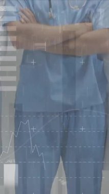 Kendine güvenen çok ırklı doktorların portresi üzerinde hareket eden dijital bilgi arayüzünün animasyonu. Dijital bileşik, hologram, veri, rapor, takım çalışması, fütüristik, tıbbi ve sağlık konsepti.