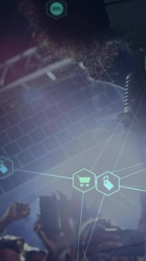 Altıgen bağlantılarının animasyonu, farklı insanların elleri üzerinde simgelerle konserde. müzik, eğlence, eğlence ve bağlantılar dijital olarak oluşturulmuş video konsepti.