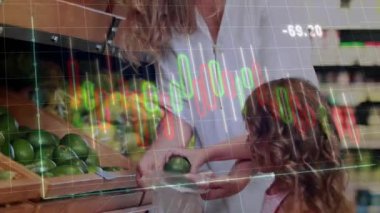 Anne, avokado seçiyor. Kızına meyve dağıtıyor. Finansal tabloları hazırlıyor. Ebeveynlik, alışveriş, taze, sağlıklı, sağlıklı, sağlıklı, aile, hayat dolu