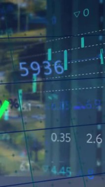 Karanlık arka planda finansal veri işleme sisteminin animasyonu. Küresel finans, iş, bağlantılar, hesaplama ve veri işleme kavramı dijital olarak oluşturulmuş video.