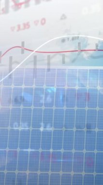 Güneş paneli üzerinden finansal veri işleme animasyonu. küresel iş, finans ve dijital arayüz kavramı dijital olarak oluşturulmuş video.