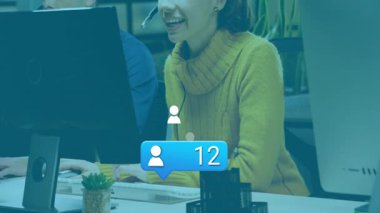 Çağrı merkezi ajanının kulaklığı kaydırması ve animasyon sayımına aramaları yönetmek ve hacmi idare etmek olarak başlaması. İşbirliği, iletişim, üretkenlik, takım çalışması, modern, kurumsal, dinamik