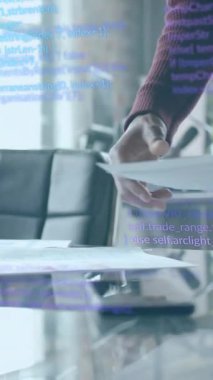 Afro-Amerikan iş adamının ofisinde veri işleme animasyonu. Küresel finans, iş, bağlantılar, hesaplama ve veri işleme kavramı dijital olarak oluşturulmuş video.