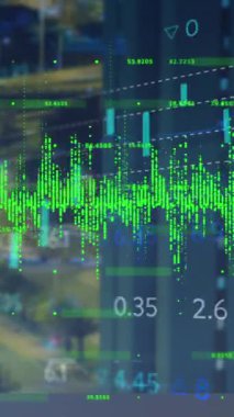 Şehir manzarası üzerinde veri işleme animasyonu. küresel iş ve dijital arayüz kavramı dijital olarak oluşturulmuş video.