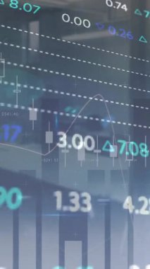 Ofis üzerinde finansal veri işleme animasyonu. Küresel finans, iş, bağlantılar, hesaplama ve veri işleme kavramı dijital olarak oluşturulmuş video.