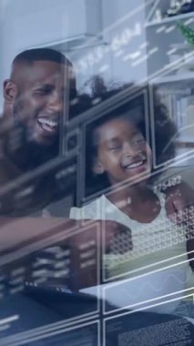 Afro-Amerikan baba ve kızının televizyon izlemesi üzerine veri işleme animasyonu. Yaşam tarzı, ev hayatı, babalık, bilgisayar ve dijital arayüz konsepti dijital olarak oluşturulmuş video.