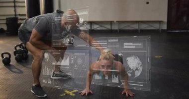 İstemci yukarı itiyor hologram veri panellerinin güncellenmesine neden oluyor spor hocası da fitness analizi için rehberlik ediyor. Spor, spor, sağlık, analitik, performans, spor