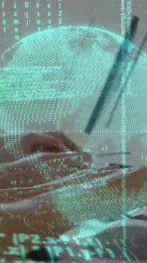 Bilgisayar kullanan çeşitli iş adamlarının finansal veri işleme ve küresinin animasyonu. Küresel finans, iş, bağlantılar, hesaplama ve veri işleme kavramı dijital olarak oluşturulmuş video.