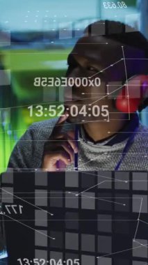 Dizüstü bilgisayar ve sunucularla çalışan Afro-Amerikan bir adam için numara değiştirmenin animasyonu. ağ, programlama, bilgisayarlar ve teknoloji konsepti dijital olarak oluşturulmuş video.