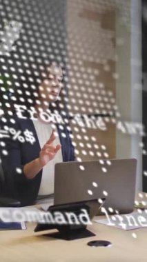 Dünya haritasının animasyonu ve iş adamlarının dizüstü bilgisayarı kullanarak veri işlemesi. Küresel iş, finans, bağlantılar, ağlar ve veri işleme kavramı dijital olarak oluşturulmuş video.