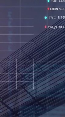 Yüksek binanın düşük açılı görüntüsüne karşı istatistiksel ve borsa veri işleme animasyonu. Küresel ekonomi ve iş veri teknolojisi kavramı