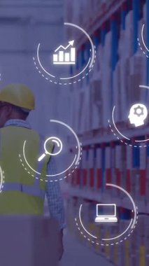 Depo 'daki beyaz erkek işçinin medya simgelerinin canlandırılması. Küresel iş ve dijital arayüz kavramı dijital olarak oluşturulmuş video.