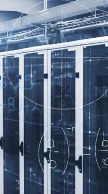 Teknoloji odasındaki bilgisayar sunucuları ağı üzerinden el yazısıyla yazılmış matematik denklemlerinin ve dijital arayüzün animasyonu. Dijital bilgisayar ağı konsepti dijital olarak oluşturuldu.