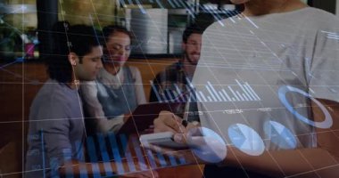 Dişi proje, kalemi cam bölüme doğru yükselterek dijital veri tabloları oluşturur. İşbirliği, yenilik, teknoloji, takım çalışması, modernleşme, beyin fırtınası, dijital grafikler.