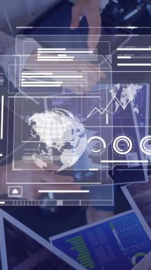 Ofisteki çeşitli iş adamları üzerinde finansal veri işleme animasyonu. Küresel finans, iş, bağlantılar, hesaplama ve veri işleme kavramı dijital olarak oluşturulmuş video.