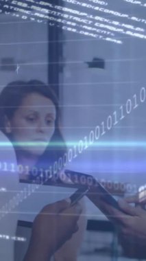 Çeşitli iş adamları üzerinde veri işleme animasyonu. Küresel finansman, iş ve dijital arayüz kavramı dijital olarak oluşturulmuş video.