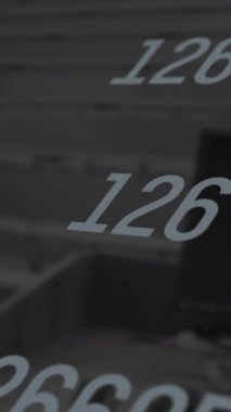 Bilgisayar ve boş üniversite odasında birden fazla numara değişiminin animasyonu. hesaplama ve matematik konsepti dijital olarak oluşturulmuş video.