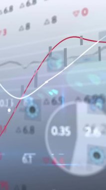 Gri arkaplandaki çoklu yuvarlak tarayıcılara karşı borsa veri işlemesi. küresel finans ve ağ teknolojisi kavramı