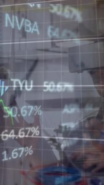 Grafiklerin animasyonu ve bilgisayar kullanan çeşitli adamlar, video kulaklık kullanan iş arkadaşları. Dijital bileşik, çoklu pozlama, borsa, rapor, iş ve teknoloji kavramı.