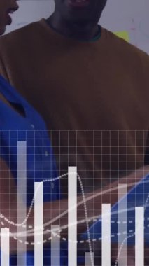 Ofisteki çeşitli iş adamları üzerinde istatistik ve veri işleme animasyonu. Küresel iş, iletişim, dijital arayüz, finans ve veri işleme kavramı dijital olarak oluşturuldu.