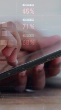 Tablet üzerinde çalışan iş kadınının elleri üzerinde ışık ve grafiklerin animasyonu. iş, finans, ekonomi ve ofiste dijital olarak üretilen teknoloji konseptiyle çalışmak.