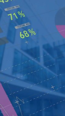 Binaların düşük açılı görüntüsü üzerinden çok renkli bilgi arayüzünün animasyonu. Dijital bileşik, çoklu pozlama, rapor, iş, küresel, ilerleme, mimari ve teknoloji kavramı.