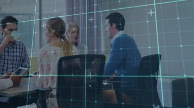 Meslektaşlar ofis toplantısına katılıyor, akıllı telefon ekranını sunuyor, dijital şebeke örtüsünü analiz ediyor. İşbirliği, teknoloji, işyeri, yenilik, profesyonel, iletişim, veri