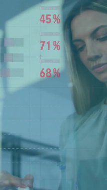 Kafkasyalı sıradan iş kadını beyin fırtınasıyla ilgili veri işleme çizelgelerinin animasyonu. İş, bağlantı, dijital arayüz ve iletişim, dijital olarak oluşturulmuş video.