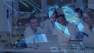 Laboratuvar araştırmacıları dizüstü bilgisayarın etrafına yaslanmış, dünya verilerini inceliyor ve analiz için pipet yapıyorlar. Bilim, yenilik, işbirliği, teknoloji, kesinlik, keşif, zihniyet