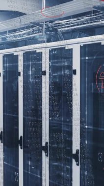 Bilgisayar sunucuları üzerinde matematik denklemleri ve veri işleme animasyonları. Küresel hesaplama, bağlantılar ve veri işleme kavramı dijital olarak oluşturulmuş video.