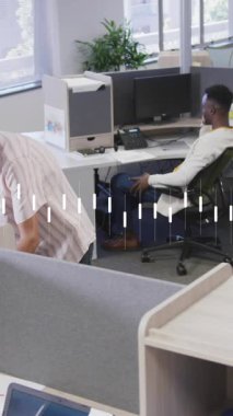 Muhtelif iş arkadaşlarının ofiste tartıştıkları çizgilerin animasyonu. Dijital bileşik, çoklu pozlama, rapor, iş, planlama, takım çalışması ve teknoloji kavramı.