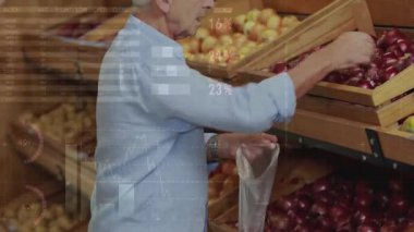 Erkek alışverişçi meyve torbası açıyor ve taze meyve almak için market koridorundaki kırmızı elmaları seçiyor. Meyve, alışveriş, market, market, sağlıklı, kırsal, doğal