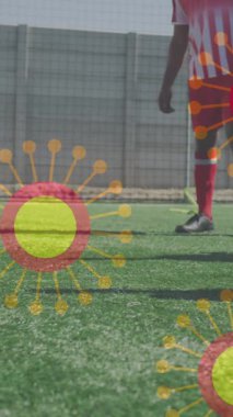 Boş spor stadyumunda Amerikan bayrağı üzerinde covid 19 hücrenin animasyonu. küresel koronavirüs salgını, spor ve rekabet konsepti dijital olarak oluşturulmuş video.