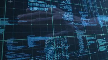 Programcı el, veri taraması için şeffaf ızgara arayüzüne giriyor ve mavi kod akışlarını takip ediyor. Holografik, siber güvenlik, fütüristik, dijital, yenilik, teknoloji, arayüz