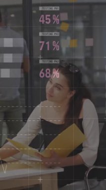 Ofiste tartışan çeşitli erkek ve kadın meslektaşlar hakkında istatistiksel veri işleme. İş analizleri ve veri teknolojisi kavramı