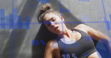 Paspas kaldırma eldiveni üzerinde nefes alan sporcu bir bayan. Form ölçüleri görünüyor ve iyileşme sürecini takip ediyor. Sporcu, fitness, dayanıklılık, eğitim, dijital, analitik, güç