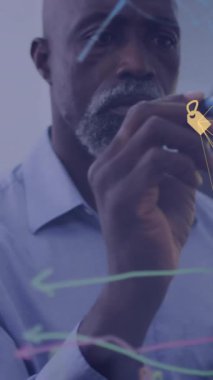 Afro-Amerikan sıradan iş adamının iş yerinde beyin fırtınası yapması üzerine perakende ikonlarının animasyonu. Bağlantı, iş, ağ ve iletişim, dijital olarak oluşturulmuş video.