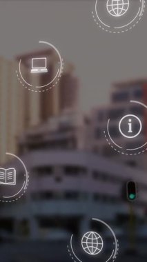 Binalara karşı yürüyen insanları hızlandırarak daireler çizerek ikon düşüşünün animasyonu. Dijital bileşik, çoklu pozlama, küreselleşme, eğitim, mimari, iş ve teknoloji kavramı.