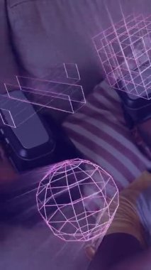 VR kulaklıkla Afro-Amerikan baba ve kızının üzerinde parlayan 3D şekillerin animasyonu. Küresel sanal gerçeklik, hesaplama, dijital arayüz ve veri işleme kavramı dijital olarak oluşturuldu.