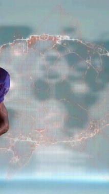 Top tutan erkek Amerikan futbolcunun üzerinde dönen dijital beyin animasyonu. global spor, fitness ve veri işleme konsepti dijital olarak oluşturulmuş video.