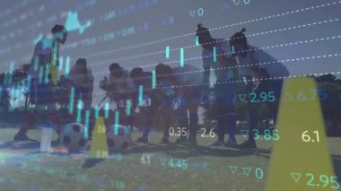 Animasyon çizelgeleriyle kadın koç, antrenörleri futbol sahasındaki konilerde çömelme antrenmanlarına yönlendiriyor. Atletizm, takım çalışması, fitness, açık hava, eğitim, kararlılık, motivasyon