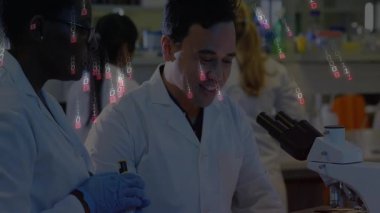 Sıvı dağıtan kadın bilim adamı ve laboratuarda mikroskop ayarlayan adam ikili veri akışını canlandırıyor. Araştırma, yenilik, teknoloji, işbirliği, kesinlik, deney, bilimsel