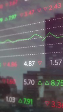 Bulutlu gökyüzüne karşı modern binaların alçak açılı görüntüsü üzerinden ticaret panosunun animasyonu. Dijital bileşik, çoklu pozlama, iş dünyası, borsa, soyut ve mimari kavram.