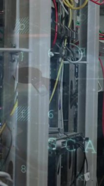 Beyaz kadın mühendisin sunucu odasında gülümseyen portresiyle karşılaştırıldığında siber güvenlik verileri işleniyor. Siber güvenlik ve iş veri depolama teknolojisi kavramı