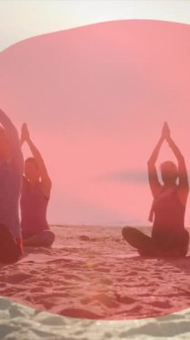 Sahilde yoga yapan bir grup insana japan bayrağı sallarken çekilmiş birleşik bir video. Partriotizm, yoga ve sağlık sağlığı kavramı