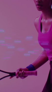 Afro-Amerikan bayan tenis oyuncusu üzerinden veri işleme animasyonu. Dijital video oyunu, dijital arayüz ve veri işleme kavramı dijital olarak oluşturuldu.