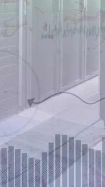 Sunucu odasının üzerinde değişen numaralar ve bağlantılı noktalar olan grafiklerin canlandırması. Dijital bileşik, çoklu pozlama, iletişim, iş, büyüme, veri merkezi, ağ ve teknoloji kavramı.