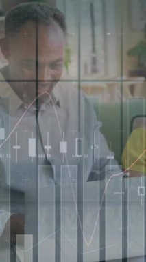 Ofisteki iş adamları üzerinde finansal veri işleme animasyonu. Küresel işletme finans veri işleme ve teknoloji konsepti dijital olarak oluşturulmuş video.