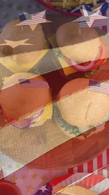 Amerika Birleşik Devletleri bayrağının canlandırılması bayram atıştırmalıkları, sosisliler ve burgerlerin üzerinden geçiyor. Vatanseverlik, bağımsızlık ve kutlama konsepti dijital olarak oluşturulmuş video.